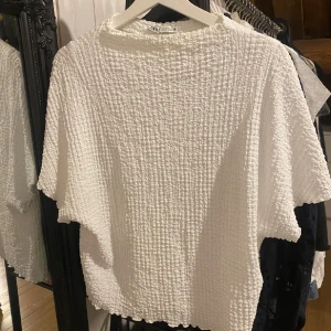 Zara tröja - En strukturerad zara tröja i storlek S. Använd fåtal gånger och är som ny. 💞