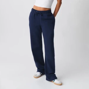 Mjukisbyxor - Marinblåa Mjukisbyxor som är i jättefint skick. Nästan aldrig använda. Köptes för 300🥰