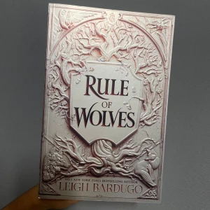 Rule of wolves - Aldrig läst, nyskick. Större än en vanlig bok. Andra boken i king of scars duologin.