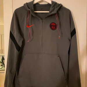 Psg Nike tröja - I helt nyskick psg Nike tröja som är jätte bekväm och skön att ha till både killar och tjejer. Storlek S men passar M också. Priset går att diskutera vid snabb affär. 