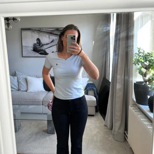 Ralph lauren T-shirt  - T-shirt i mycket bra skick från Ralph lauren.  Tröjan är i storlek M men motsvarar snarare XS/S