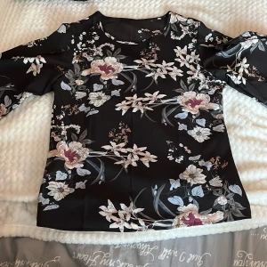 Blus  - Säljer en jätte fin blommig blus som är i storlek M. Den är köpt från Turkiet och bara använt 2 gånger. 