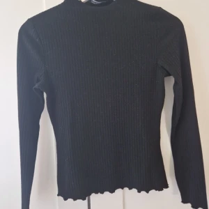 Ribbad tröja  - Begagnat skick. Strlk S.