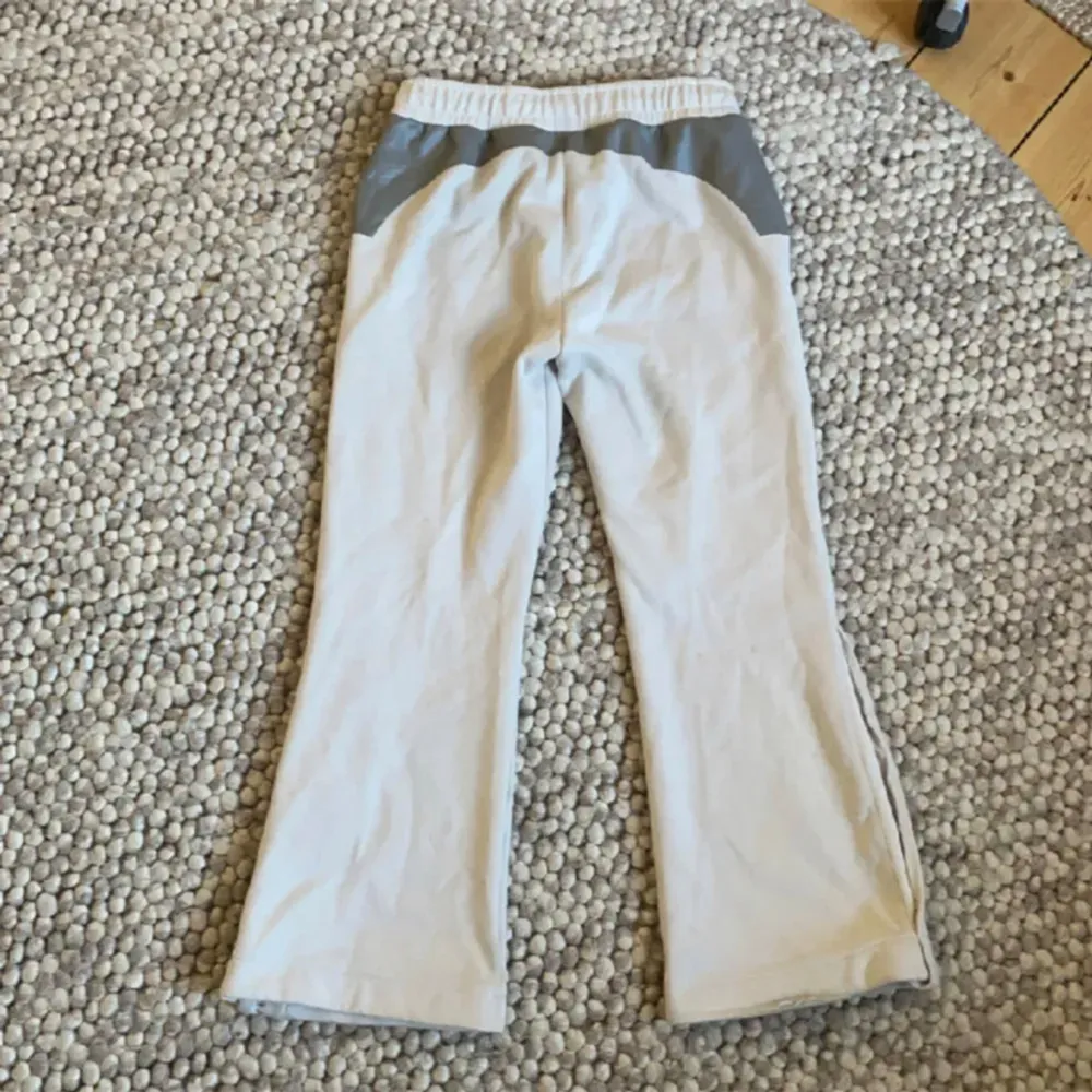 Stella McCartney adidas byxor. Justerbar midja. Innerbenslängd 72cm. Midjemått rakt över 36cm. Storlek M. Har några defekter (2 första lånade )bilder ). Jeans & Byxor.