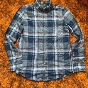 Blå randig skjorta - Perfekt blå randig skjorta  Strl S