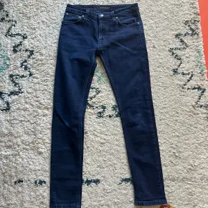 Skit snygga blåa nudie jeans i storlek:29/30 Modellen är skinny lin  Bra kondition 