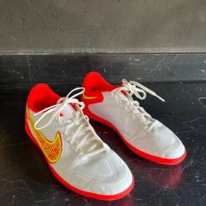 Nike Futsal  - Säljer nu dessa inomhus fotbollsskor för att de inte kommer till användning - storlek 45.5 passar 44  - skick 9/10 - nypris 800 