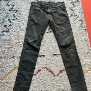 Replay jeans  - Ett par mörk gråa replay jeans i storlek 32/36 Model: anbass Relativt bra kondition 