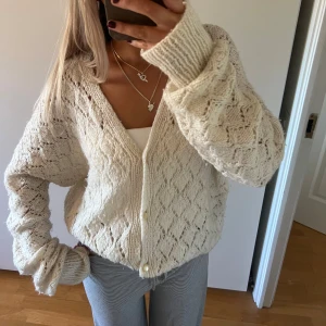 Stickad kofta  - Mysig kofta, uppskattad storlek L🤍 knapparna kan åka lätt ut när den är knäppt