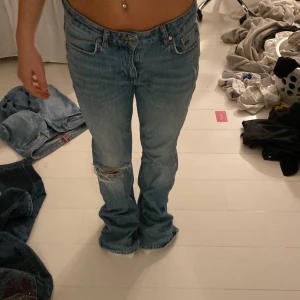 Jeans - Säljer dessa, i strl 36 då de är alldeles förstora. De har ett hål mellan benen men som enkelt går att sy❤️