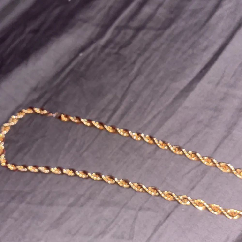 säljer fint guld cordell halsband som ej används köpte nånstans för runt 1000 väldigt fint skick. Accessoarer.