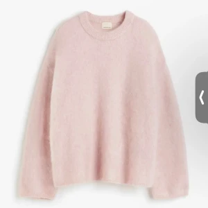 H&m mohair tröja 🩷 - Eftertraktad mohair tröja som jag köpt från H&m 🩷 Storlek M fast passar någon som bär S Ny skick 🩷 Slutsåld 