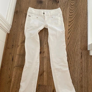 Lowwaist diesel jeans vintage - Vintage superlow diesel jeans i straight/ straight bootcut. Passar en xs/s. Nästan för långa på mig som är 170. Super skick 