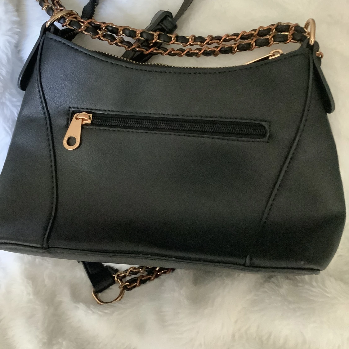 Svart quiltad axelväska med kedjedetaljer - 90