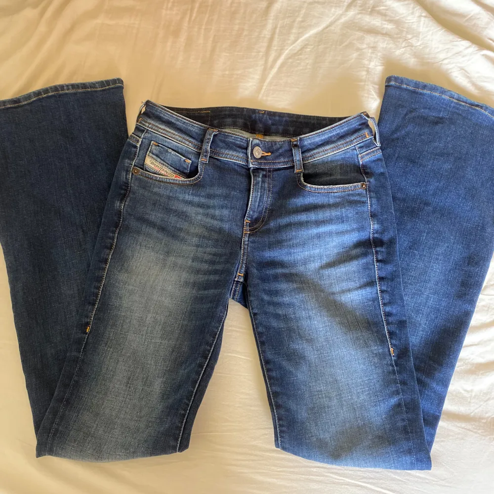 Helt nya lågmidjade diesel jeans som endast är testade. För långa för mig som ni ser på sista bilden, jag är 156cm! Alla bilder är mina egna! Midjemått: 33cm Innebenslängd: 80cm Bootcut byxor. Köpt för 1800kr på deras hemsida. Jeans & Byxor.