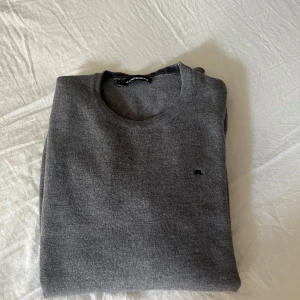 J Lindberg merino - Storlek L men liten i storlek passar m/s, ett hål vid under armen bild 3  Vid frågor hör av er!