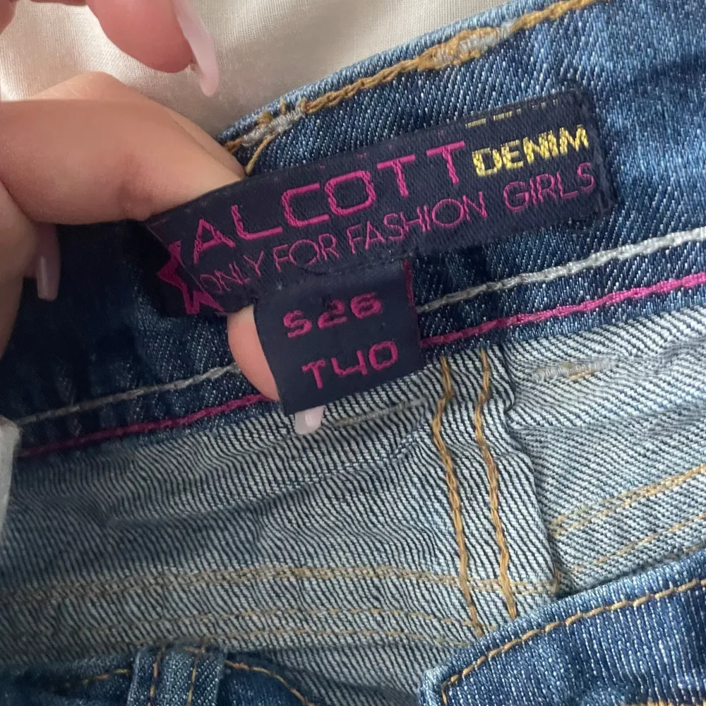 Säljer ett par lågmidjade jeans shorts som jag köpte på Vinted som tyvär var för stora.. Shorts.