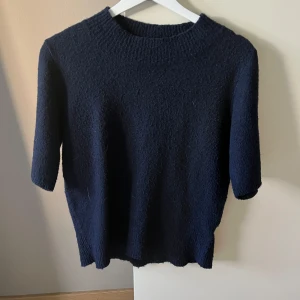 Stickad t shirt  - Superfin stickad t shirt från missäy😽