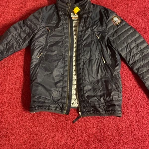 PARAJUMPER jacka - En riktig kvalité jacka med en skön mörkblå färg, funkar perfekt på hösten samt vintern. Nyskick, Storlek S (passar M)