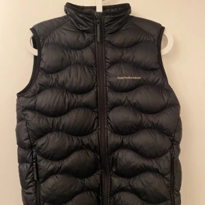 Peak performance väst - En fin Peak performance väst som är sparsamt använd och i fint skick bortsätt från nåt litet hål på insidan av fickan (inte så stort så nåt kan trilla ut) hålet märks inte av alls med tanke på att det är på insidan! Kontakta mig vid minsta fundering!