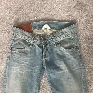 Lee jeans - Jeans som jag tyvärr måste sälja då de är försmå för mig! Super fin, lite urtvättad färg med vidare ben. De är från Lee. Skriv vid frågor. Midjemått 79 och innebenslängd 86🩷🩷