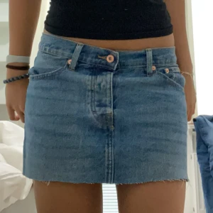 Jeanskjol - Söt jeanskjol från lager 157, köpte för 150kr men har inte riktig tyckt om den då den var för lång, klippt bort ca 8cm. Säljer då aldrig används och jag inte kan sy om. Midja:ca 30cm längd:ca 30cm skriv vid frågor, blir nog jättefint om man syr om🙏💋
