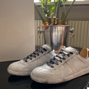 Margiela Bianchetto Gats - Säljer dessa feta margielas då jag fått tag på andra skor. Säljer billigt då jag behöver cash. De är äkthetsverifierade via Grailed, colorwayen är unik då färgen försvinner och skapar en individuell design, en typisk teknik för margiela.