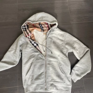 Burrberry hoodie - Helt ny 10/10 skick. Zip bag tillkommer. Kan gå ned i pris vid snabba affär. Skriv vid funderingar💬