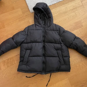 Puffer jacket - Populär vinterjacka från hm. Hade ett litet hål som jag sytt, inget som syns på avstånd. Perfekt för vintern då den är väldigt varm.