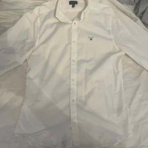 Gant skjorta  - En äkta vitt gant skjorta, riktigt stilren och passar till mycket. Är inte använd mycket. 