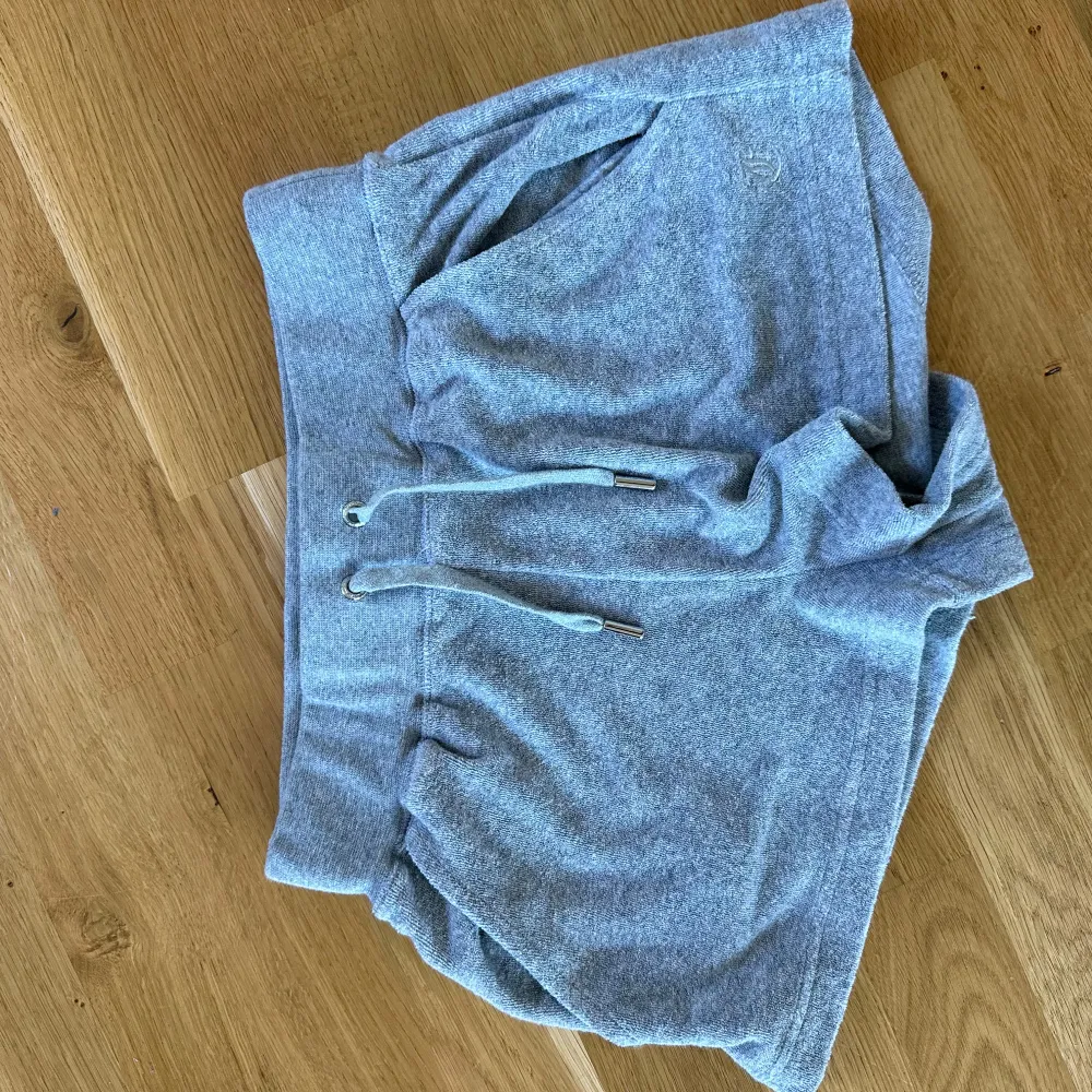 Superfint set från Juicy Couture i grå🩶 shortsen är i storlek xs och tröjan i s. Nästintill oanvänt!. Jeans & Byxor.