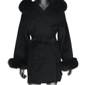 Pälskappa - Pälskappa från FUR Stockholm, storlek S/36. Kappan är i mycket bra skick endast lite djurhår kan förekomma men det går att få bort. Har tappat bort ena pälsen till armen har bara 1 av 2 säljer därför utan. Avtagbar päls, 100% äkta💗pris kan diskuteras