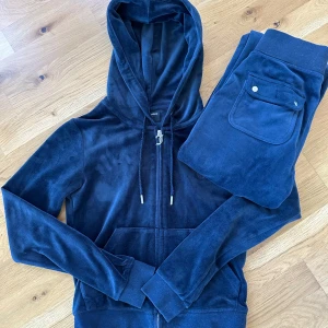 Juicy Couture  - Superfint set från Juicy Couture i mörkblå💙 Bägge delar i storlek XS. Kan förekomma noppror på muddar/snören, annars i fint skick!
