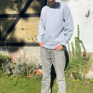 Grå tjocktröja - Simpel men snygg grå tjocktröja. Varm och skön till sommarkvällar eller under vinterjackan. Nypris 400kr.