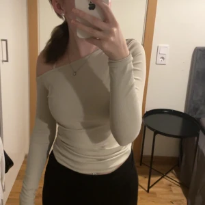 Tröja  - Beige off shoulder topp i bra skick 