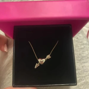 Lotta hassel blad Halsband  - Säljer nu mitt Lotta hassel band som är helt ny. Den är guldaterad och super fin! 