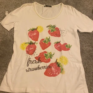 T-shirt  - Säljer denna italienska märkes tröja original pris 800kr har aldrig använt den köptes för 2 årsen den är i storlek small skriv vid mer frågor 