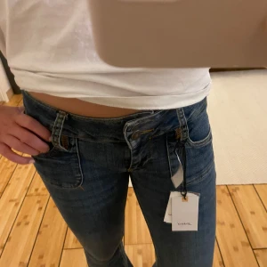 Lågmidjade jeans  - Säljer dessa jättefina lågmidjade bootcut jeansen!💓💓 dem är ifrån Subdued köpta i London. Köpta för 720kr, aldrig använda💓 Midjemåttet rakt över:32cm men väldigt stretchiga, innerbenslängden: 75cm
