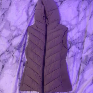 Zara west  - Beige väst från Zara i storlek xs, väldigt bra skick. Väldigt bra passform, passar storlek xxs, xs och s 💕