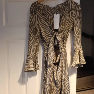 Adoore klänning  - Helt ny adoore klänn, köpt i somras. Har ett litet håll på ena armen. Inget som syns men bra att känna till. 