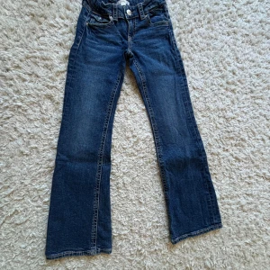 Jeans - Jätte gulliga mörkblå jeans💖 från Gina tricot young🩷 pris kan diskuteras💖low waist🩷Justerbar midja🩷