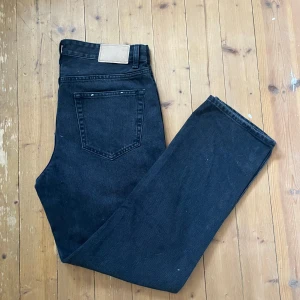 Jeans  - Straight fit jeans från zara. Jeansen är aldrig använda och jag säljer då de är för stora. Priset är ej slaget i sten och kom gärna med prisförslag. Köp gärna genom plick.