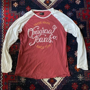 graphic tröja - köpt på second hand, rätt så gott skick förutom ett litet hål på framsidan 