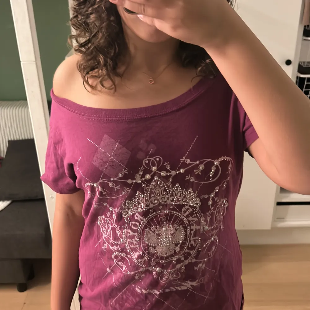 Jätte fin tröja som jag älskar, säljer pga att den inte kommer till användning 🥰. Fler frågor om pris eller storlek skriv privat💞. T-shirts.