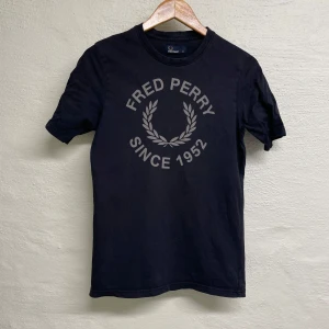 Fred Perry T-shirt  - Fred Perry T-shirt i storlek XS.