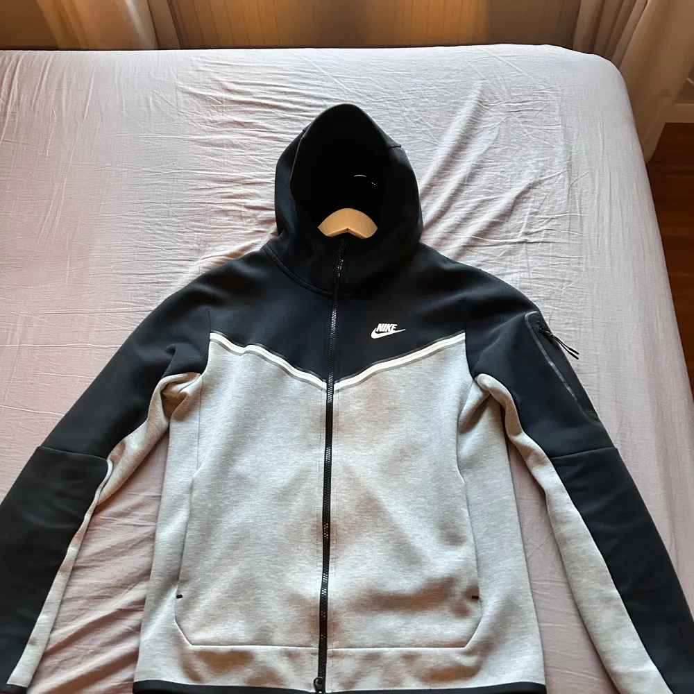 Säljer en fet Nike tech fleece! Perfekt till hösten! Skick 9,5/10. Knappast använd eftersom blivit för lite. Köpte från jd sports för 1300kr🔥pris går att diskuteras för snabb affär✅. Hoodies.