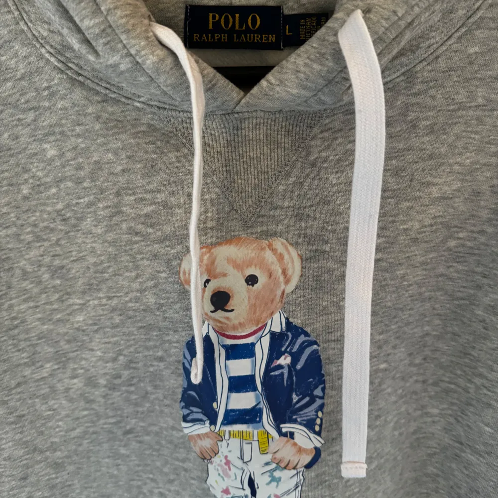 Snygg Ralph Lauren bear hoodie i topp skick, inga defekter, i princip ny, storlek L passar M, skriv om du undrar något!. Hoodies.