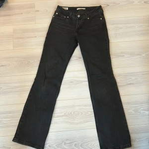 Svarta Levis jeans - Snygga Levis jeans som jag säljer då de inte används. Använda ca 3 gånger så i nyskick. Nypris är 1000 kr. Klicka gärna på köp nu och är öppen för prisförslag! Kom privat för fler bilder och för mått.