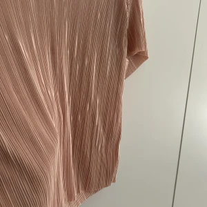 Plisserad topp - Aldrig använd, köpt i Albanien! Så fin till lågmidjsde jeans mm 