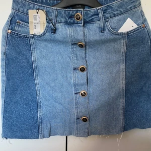 Denim kjol - Strl 38. Oanvänd med prislapp kvar 